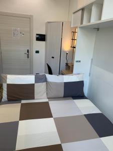 Postel nebo postele na pokoji v ubytování DROOMS 4,0 domotic smart self 24h,7 vicino treni Porta Susa e Centro Storico