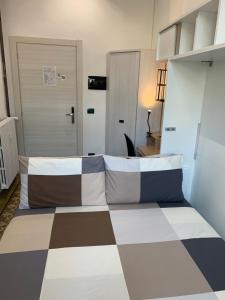 Postel nebo postele na pokoji v ubytování DROOMS 4,0 domotic smart self 24h,7 vicino treni Porta Susa e Centro Storico