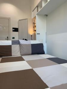 Postel nebo postele na pokoji v ubytování DROOMS 4,0 domotic smart self 24h,7 vicino treni Porta Susa e Centro Storico