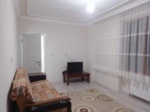 a living room with a chair and a television at Kuş pansiyon in Kandıra