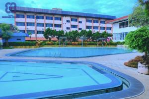 Bandung Permai Hotel Jember内部或周边的泳池