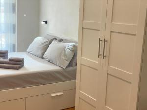 Postel nebo postele na pokoji v ubytování DROOMS 4,0 domotic smart self 24h,7 vicino treni Porta Susa e Centro Storico