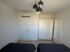 エル・アラメインにあるEmaar Marassi Garden viewのベッド2台と天井のある寝室