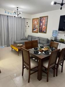 エル・アラメインにあるEmaar Marassi Garden viewのテーブルと椅子とソファのあるリビングルーム