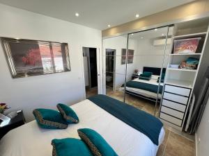 Postel nebo postele na pokoji v ubytování Breathtaking Mediterranean Views from Renovated Cosy Nest, Walk to Portissol Beach and Port