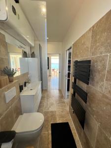 Koupelna v ubytování Breathtaking Mediterranean Views from Renovated Cosy Nest, Walk to Portissol Beach and Port + 122 fotografií