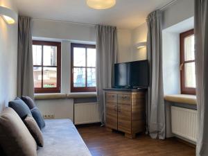 TV a/nebo společenská místnost v ubytování Arte-locum Apartamenty przy Rynku