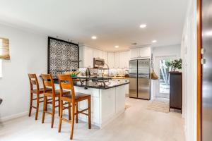 Η κουζίνα ή μικρή κουζίνα στο Vibrant North Palm Beach Home about 2 Mi to Beach!