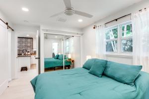 Ένα ή περισσότερα κρεβάτια σε δωμάτιο στο Vibrant North Palm Beach Home about 2 Mi to Beach!