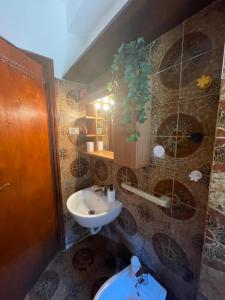 un baño con lavabo e inodoro en Villino indipendente Stella, en Anzio