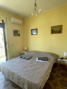 Un dormitorio con una cama con dos toallas encima. en Villino indipendente Stella, en Anzio