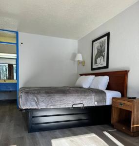 a bedroom with a large bed with a wooden headboard at Guest Inn Aiken in Aiken