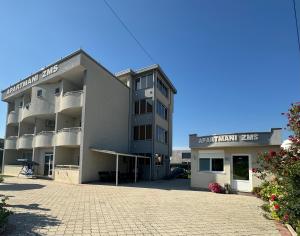Το κτήριο όπου στεγάζεται  το διαμέρισμα