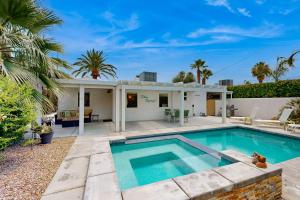 ein Swimmingpool im Hinterhof eines Hauses in der Unterkunft Movie Colony Bungalow Permit# 3364 in Palm Springs