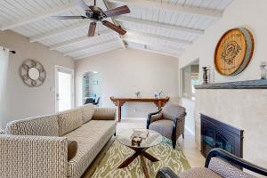 ein Wohnzimmer mit Sofa und Kamin in der Unterkunft Movie Colony Bungalow Permit# 3364 in Palm Springs
