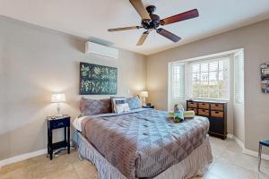 ein Schlafzimmer mit Bett und Deckenventilator in der Unterkunft Movie Colony Bungalow Permit# 3364 in Palm Springs + 41 Fotos