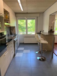 una cocina con una mesa y una silla. en Apartament Especial Vic, en Vic 24 fotos más