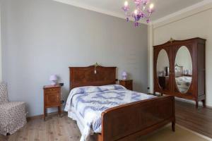 Schlafzimmer mit einem Bett, einer Kommode und einem Spiegel in der Unterkunft Locanda Alla Posta in Cavaso del Tomba