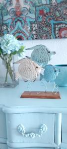 two birds sitting on top of a table with a vase at Villarosario in Piles