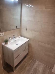 a bathroom with a sink and a mirror at Piso céntrico a estrenar in Vilanova i la Geltrú +25 photos