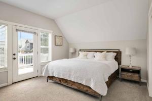 une chambre blanche avec un lit et une fenêtre dans l'établissement Bella Beach Retreat, à Depoe Bay