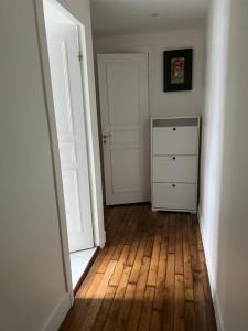 an empty room with a door and a wooden floor at Appartement Porte de Versailles in Issy-les-Moulineaux +1 photo