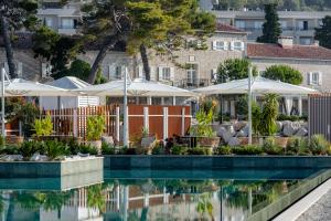 Bazén v ubytování Lazure Hotel & Marina nebo v jeho okolí