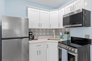 Köök või kööginurk majutusasutuses Creole Garden Cottage at Palmview Inn of Sanibel with Bikes