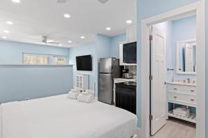 Köök või kööginurk majutusasutuses Creole Garden Cottage at Palmview Inn of Sanibel with Bikes