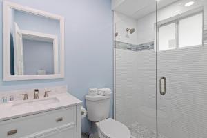 Vannituba majutusasutuses Creole Garden Cottage at Palmview Inn of Sanibel with Bikes