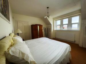 Postel nebo postele na pokoji v ubytování 4 Bedroom Cottage New 2024