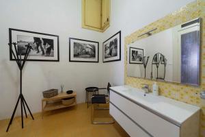 un baño con lavabo y espejo en B&B del Corso, en Ascoli Piceno