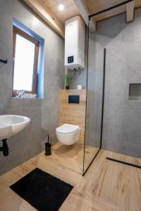 Kúpeľňa v ubytovaní Bieszczadzkie Wzgórze Domki 724-472-882 + 37 fotografií