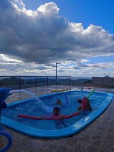 eine Gruppe von Kindern, die im Pool spielen in der Unterkunft Refúgio da Serra Gameleiras in Monte das Gameleiras