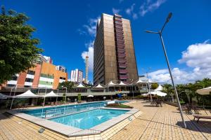 Bazén v ubytování Fiesta Bahia Hotel nebo v jeho okolí