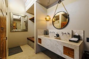 Ένα μπάνιο στο El Salto, Luxury Ranch with Lake View