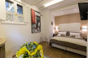 een slaapkamer met een bed en een tv in een kamer bij Margutta's Garden in Rome