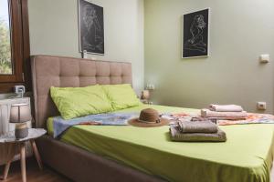 Katil atau katil-katil dalam bilik di Villa Parisi Naxos Deluxe Free Car Rental +61 gambar