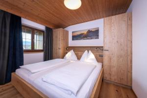 A bed or beds in a room at Hinterburghof