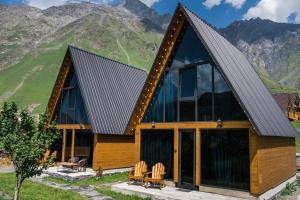 卡兹贝吉Kazbegi Hills Cottages的一座有金属屋顶的山房