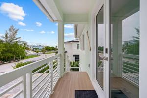 een balkon met uitzicht op een straat bij Emerald Oasis Deluxe Waterfront Gem, Heated Pool with Dock in Marathon +81 foto's