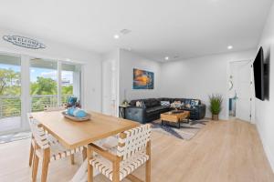 een woonkamer met een tafel en een bank bij Emerald Oasis Deluxe Waterfront Gem, Heated Pool with Dock in Marathon