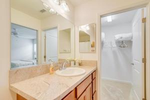 un baño con lavabo y ducha en Golfers Paradise Wildwood Home with Luxe Amenities, en Wildwood 17 fotos más