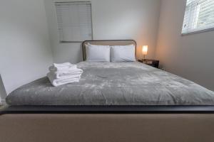 Prvt 8 guests, pool, Disney, Universal客房内的一张或多张床位