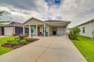 una casa con una entrada para autos en frente de ella en Golfers Paradise Wildwood Home with Luxe Amenities, en Wildwood