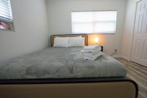 Prvt 8 guests, pool, Disney, Universal客房内的一张或多张床位