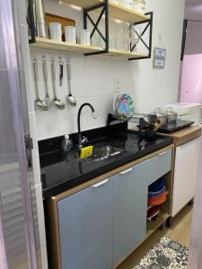 Кухня или мини-кухня в Seu apartamento na Praia
