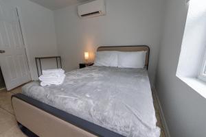 Prvt 8 guests, pool, Disney, Universal客房内的一张或多张床位