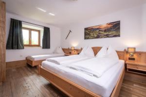 A bed or beds in a room at Hinterburghof