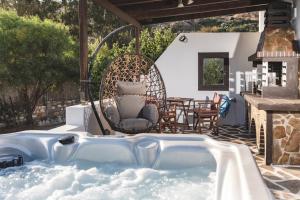 Ruang duduk di Villa Parisi Naxos Deluxe Free Car Rental